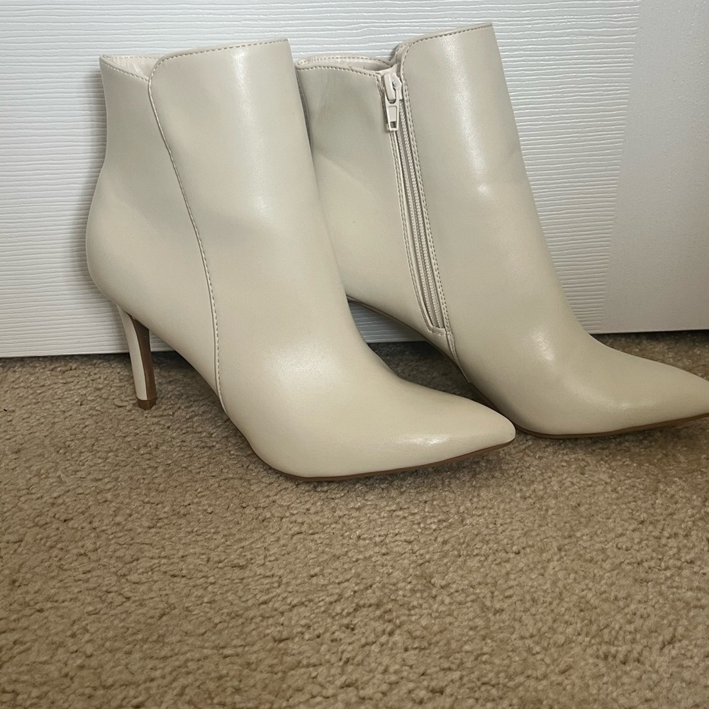 Off-White Ankle Boots - Nine West 7M